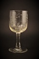 Gammelt 
erindrings glas 
fra Holmegaard 
glasværk med 
fine graveret 
blomster 
dekorationer og 
...