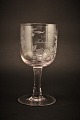 Gammelt 
erindrings glas 
fra Holmegaard 
glasværk med 
fine graveret 
blomster 
dekorationer og 
...