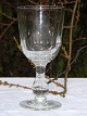 Vinglas. 
Gammelt glas på 
balusterstilk 
og flad fod, 
kummen med 
olivslibninger. 
højde 16,8 cm. 
...