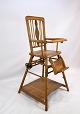 Antik barnestol 
af træ fra 
England omkring 
1930erne. 
Stolen kan 
indstilles i to 
forskellige ...