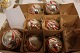 Julekugler af glas
Samlet pris for 7 stk.
Gamle smukke kugler i sølvfarvet med rødt og 
hvidt
God og hel stand