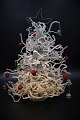 Gammelt "Juletræ" fra 50érne. lavet af metaltråd og masser af små klare glas 
perler , pyntet med farvet glaskugler.
H:41cm. Dia.:30cm.