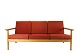 Den 
tre-personers 
sofa i egetræ 
med rødt 
uldstof er et 
smukt eksempel 
på dansk design 
fra ...