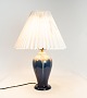 Bordlampe i 
keramik med 
mørkeblå glasur 
af Michael 
Andersen og 
Søn. Skærmen er 
håndfoldet og 
...