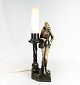 Bordlampe i 
marmor 
dekoreret med 
figur.
45.5 x 11.5 
cm.