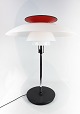 PH80 bordlampe 
designet af 
Poul Henningsen 
og fremstillet 
af Louis 
Poulsen. Lampen 
blev ...