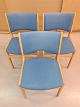 3 
Spisebordsstole 
i bøgetræ med 
blå sæde og ryg 
fra 1960´erne. 
Fremstår 
lettere 
solskinsfalmet 
...