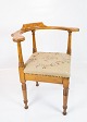 Armstol i 
poleret egetræ 
og polstret med 
lyst broderet 
stof fra 
1910erne. 
Stolen er i 
flot antik ...