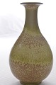Vase af stentøj 
med glasur i 
grønne nuancer 
på brun 
baggrund.
Vase, højde 
21,5 cm.
Gunnar ...