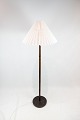 Gulvlampe i palisander af dansk design fra 1960erne. Skærmen er håndfoldet og håndmalet i papir. ...