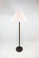 Gulvlampe i 
palisander af 
dansk design 
fra 1960erne. 
Skærmen er 
håndfoldet og 
håndmalet i 
papir. ...