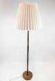 Gulvlampe i 
palisander af 
dansk design 
fra 1960erne. 
Skærmen er 
håndfoldet og 
håndmalet i ...