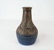 Keramik vase i 
mørke farver og 
med ukendt 
signatur.
18,5 x 9 cm.