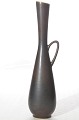 CARL-HARRY 
STÅLHANE 
(1920-1990) FOR 
RØRSTRAND 
SVERIGE.
 VASE I 
STENTØJ MED 
GLASUR I MØRKE 
BRUNE ...