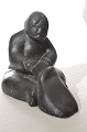 Grønlandsk kunst. Fedtstens figur, kvinde i dagligdags arbejde. Længde 19 x 10 cm. Højde 13 cm. ...