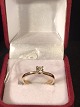 Soliatarie 
Ring.
Guld 18 k 750
Diamant : 0,30 
ct
med glat 
ringskinde.
Ring 
størrelse: ...