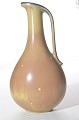 Vase i glaseret 
stentøj.
Glasuren i 
brune nuancer 
med blåt.
Fra 1950'erne.
Gunnar Nylund 
for ...