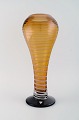 Helén Krantz for Orrefors. Stor Fungi vase i ravfarvet mundblæst kunstglas med 
stribet design. 1980