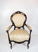 Antik armstol 
af poleret 
mahogni og 
polstret med 
lyst stof, i 
flot stand fra 
1860erne.
H - 111 ...