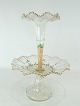 Stor glas 
opsats, 
dekoreret med 
farvet glas fra 
Fyns Glasværk 
omkring 
1860erne.
38.5 x 27 cm.