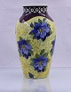 Villeroy & 
Boch. Fajance 
vase nr. 2600A. 
Vasen er gul og 
dekoreret med 
blå Clementis 
blomster ...