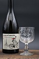 Gammelt fransk 
souvenir vin 
glas med 
graveret skrift 
og dekorationer 
"Souvenir" 
H:13cm. 
dia.:7cm.