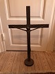 Kristus figur på kors udført i patineret støbejern. H. 83 cm, B. 50 cm.