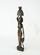 Afrikansk figur 
i form af 
kvinde af 
palisander.
Mål: H:33.5 
cm.
