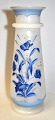 Mælke glasvase, 
ca. 1870, 
Tyskland. 
Blåt/lysblåt 
emalje maleri 
med blomster og 
sommerfugl og 
...