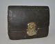 Sparebøsse i form af pung, bemalet rødler, 19. årh. Danmark. L.: 11,5 cm. H.:8,5 cm. B.: 3,5 ...