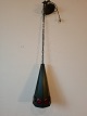 Sort malet 
metal lampe med 
røde hinkesten 
fra 1970erne.
Hele lampen 
måler 130cm 
 Lampe hatten 
...