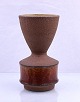 Michael 
Andersen, 
Bornholm. 
Keramik vase, 
der er delvis 
glaseret med 
rødlig glasur, 
indvendig er 
...