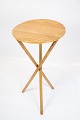 Sidebord af 
fyrretræ, i 
flot brugt 
stand fra 
1920erne.
H - 80 cm og 
Dia - 42 cm.