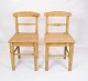 A pair of antique chairs of pine wood, in great condition from the 1850s.
5000m2 showroom.