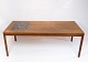 Sofabord i teak 
med klinker af 
dansk design 
fra 1960erne. 
Bordet er i 
flot brugt 
stand. 
H - 50 ...