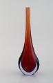 Murano vase i 
rødligt og 
klart mundblæst 
kunstglas. 
Italiensk 
design, 
1960/70'erne.
Måler: 29 x 
...