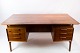 Skrivebordet i 
teak, designet 
af Omann Junior 
i 1960'erne, er 
et smukt 
eksempel på 
dansk ...