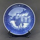 Diameter 18 cm.
Motiv: 
Juletræet 
bringes hjem