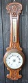 Engelsk 
barometer, 19. 
&aring;rh. 
Udsk&aring;ret 
ege tr&aelig;. 
Med temometer. 
H.: 92 
cm.&nbsp;