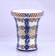 Aluminia, vase 
nr. 523/399. 
kunstfajance 
vase dekoreret 
med blå 
blomster og 
grønne/brune 
blade, ...