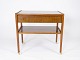 Lille sidebord 
med skuffe i 
teak af dansk 
design fra 
1960erne. 
Kommoden er i 
flot brugt 
stand. ...