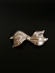 Broche af sølv 
830s
Mål 1,7 x 6cm.
