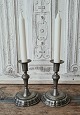 Par smukke tin lysestager fra midten af 1700 tallet - rokoko formFremstår med en lille reven ...