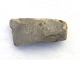 Stenøkse. 
Danmarks 
oldtid. Mål: 
ca. 7,5 x 3,5 
cm