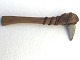 Stenøkse. 
Danmarks 
oldtid. 
Rekonstrueret 
med træskaft og 
lædersnor. Mål: 
Skaft 35 cm, 
sten 8 cm.