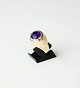 Ring dekoreret 
med ametyst og 
af 14 karat 
guld, stemplet 
JØ.
Str.: 58