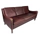 Den 
tre-personers 
sofa i rødbrunt 
læder fra 
Stouby Møbler, 
produceret i 
1960'erne, 
udstråler en 
...