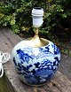 Kinesisk blådekoreret bojan i porcelæn, 19. årh. Omgjort til bordlampe. Dekorationer i form af ...