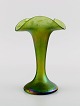 Pallme-König 
art nouveau 
vase i grønt 
mundblæst 
kunstglas. Ca. 
1900.
Måler: 18 x 12 
cm.
I flot ...