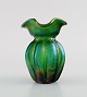Pallme-König 
art nouveau 
vase i grønt 
mundblæst 
kunstglas. Ca. 
1900.
Måler: 11 x 8 
cm.
I flot ...
